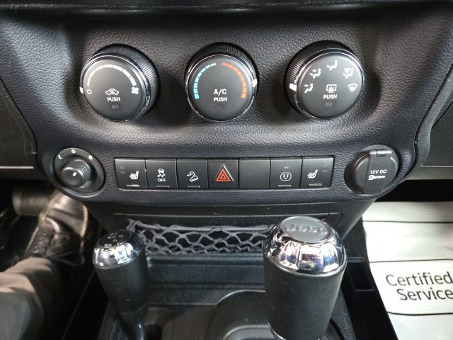Used 2015 Jeep Wrangler Unlimited Sahara w/ Connectivity Group AWD/4WD image 54