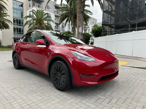 Used 2024 Tesla Model Y Long Range RWD image 3