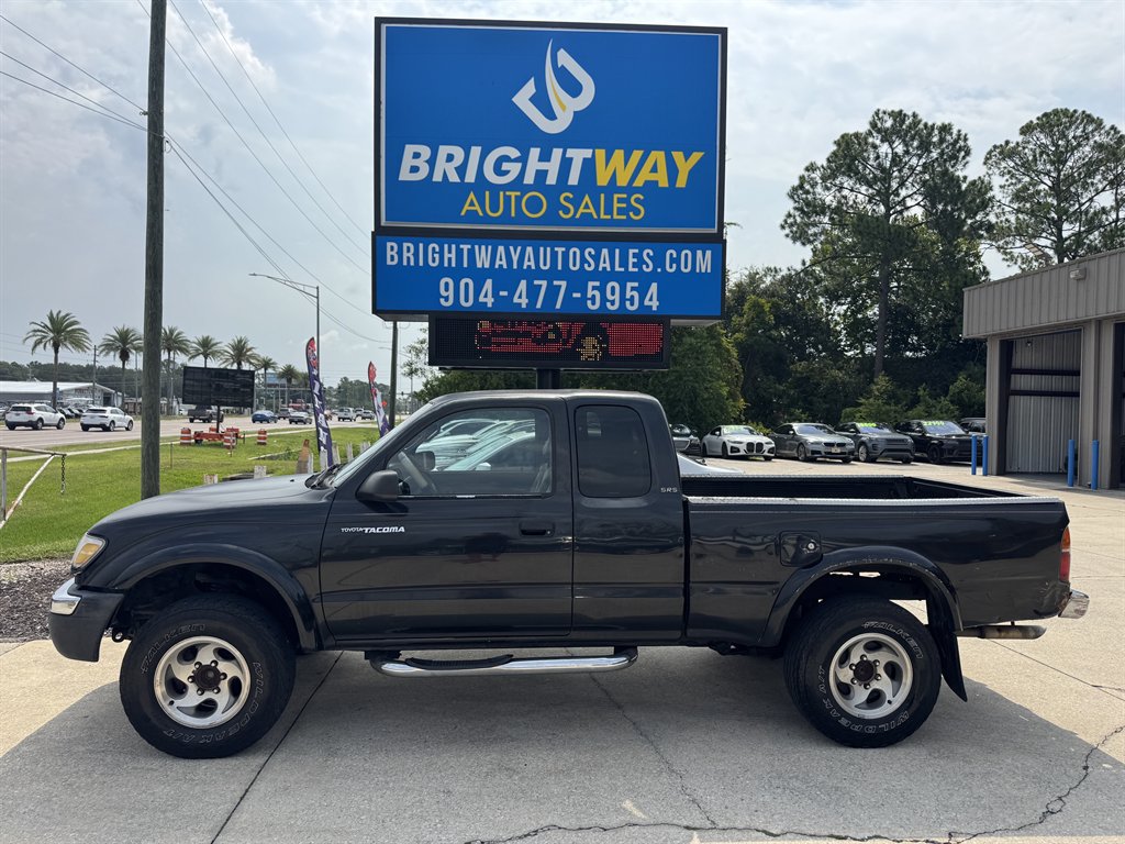 Used 2000 Toyota Tacoma PreRunner RWD image 2