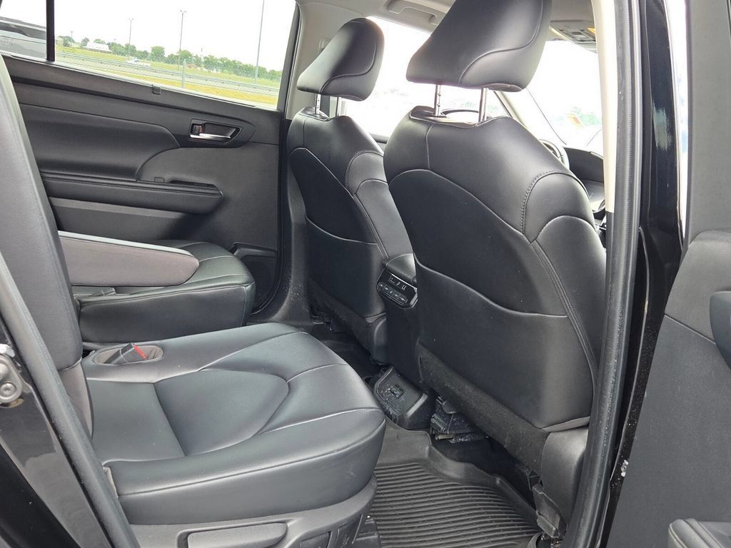 Used 2022 Toyota Highlander XLE FWD image 19