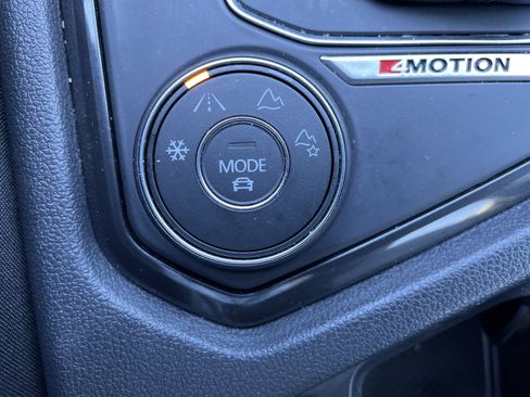 Used 2018 Volkswagen Tiguan SE w/ Panoramic Sunroof Package image 29