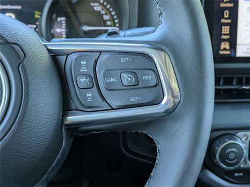 Used 2025 Jeep Wrangler Sahara image 28