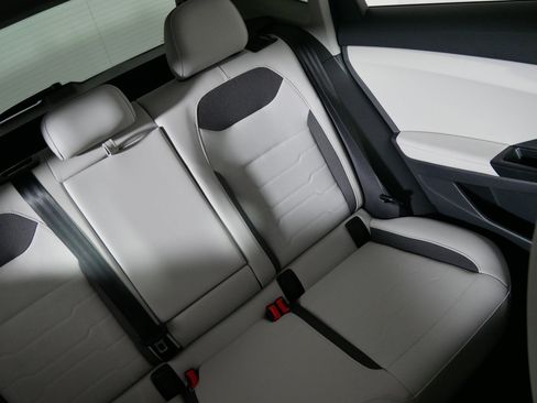 Used 2025 Volkswagen Taos SE image 14