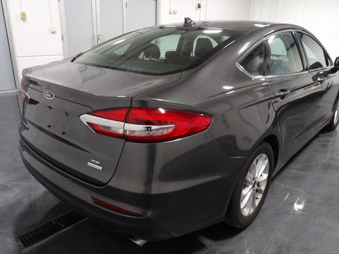 Used 2020 Ford Fusion SE image 2