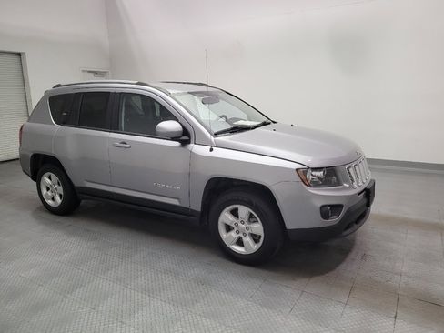 Used 2017 Jeep Compass Latitude FWD image 11