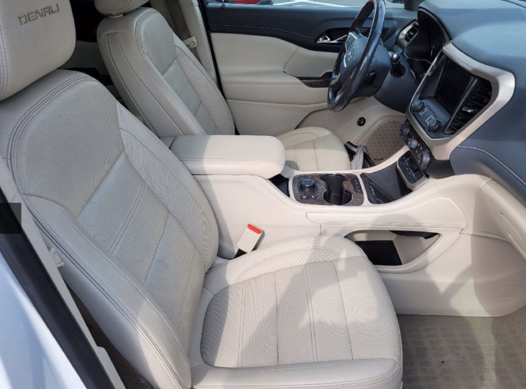 Used 2020 GMC Acadia Denali w/ Technology Package AWD/4WD image 3