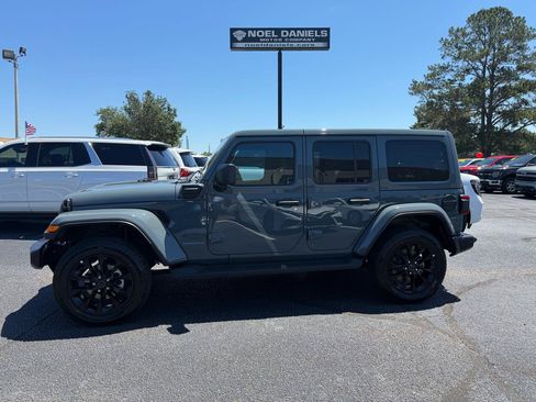 Used 2025 Jeep Wrangler Sahara AWD/4WD image 1