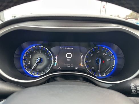 Used 2024 Chrysler Pacifica Touring-L image 20