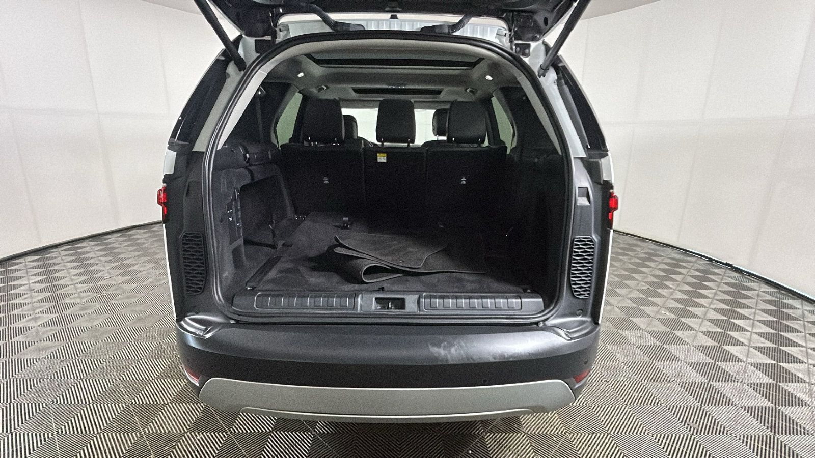Used 2024 Land Rover Discovery S AWD/4WD image 30