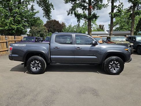 Used 2021 Toyota Tacoma TRD Off-Road w/ Technology Package AWD/4WD image 8