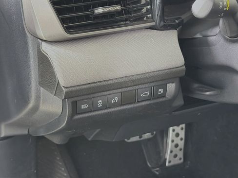 Used 2025 Toyota Camry SE w/ Convenience Package FWD image 12