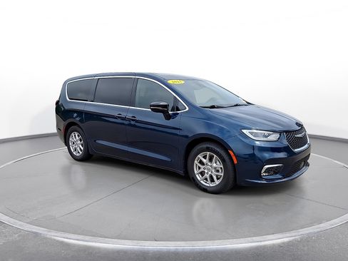 Used 2025 Chrysler Pacifica Select FWD image 2
