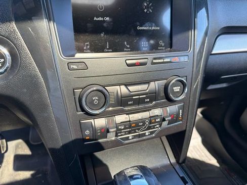 Used 2018 Ford Explorer XLT w/ Equipment Group 202A AWD/4WD image 22