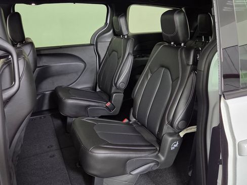 New 2026 Chrysler Pacifica Select FWD image 28