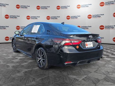 Used 2022 Toyota Camry SE image 5
