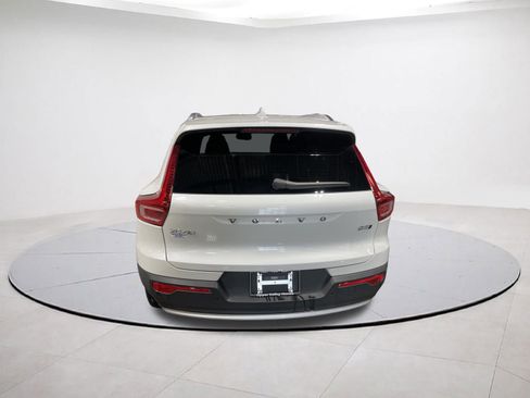 Used 2025 Volvo XC40 B5 Core image 8