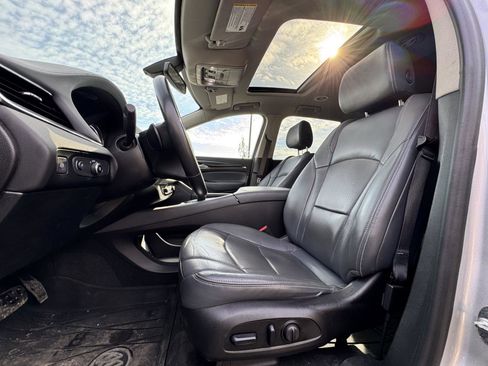 Used 2018 Buick Enclave Essence image 3