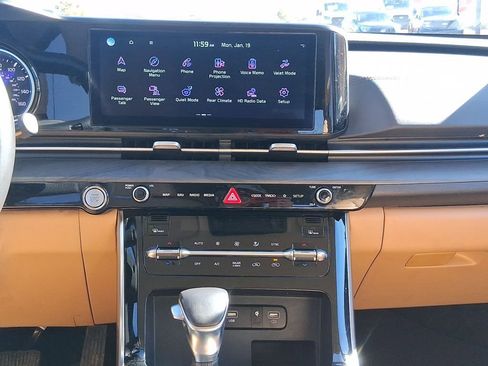 Used 2024 Kia Carnival EX image 18