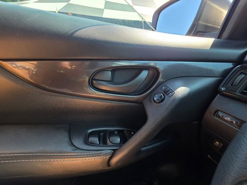 Used 2020 Nissan Rogue S FWD image 17