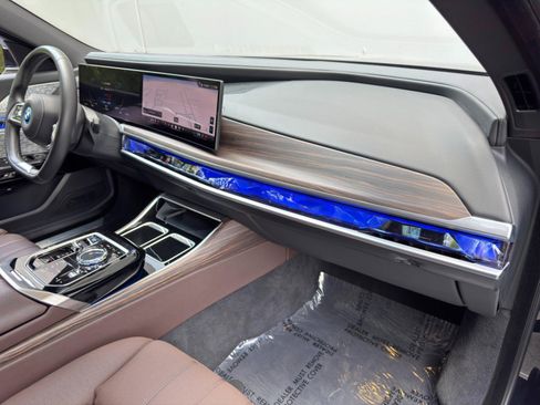 Used 2023 BMW i7 xDrive60 w/ Executive Package 2 AWD/4WD image 15
