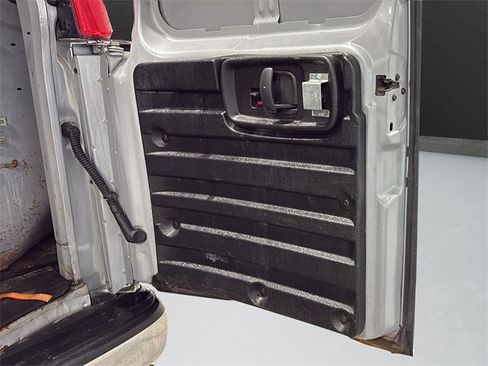 Used 2016 Chevrolet Express 3500 Extended image 25