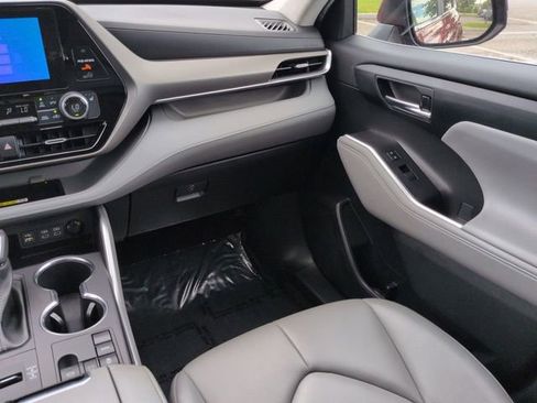 Used 2023 Toyota Highlander XLE FWD image 17