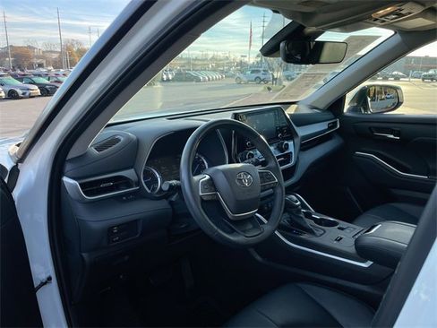 Used 2022 Toyota Highlander XLE image 13