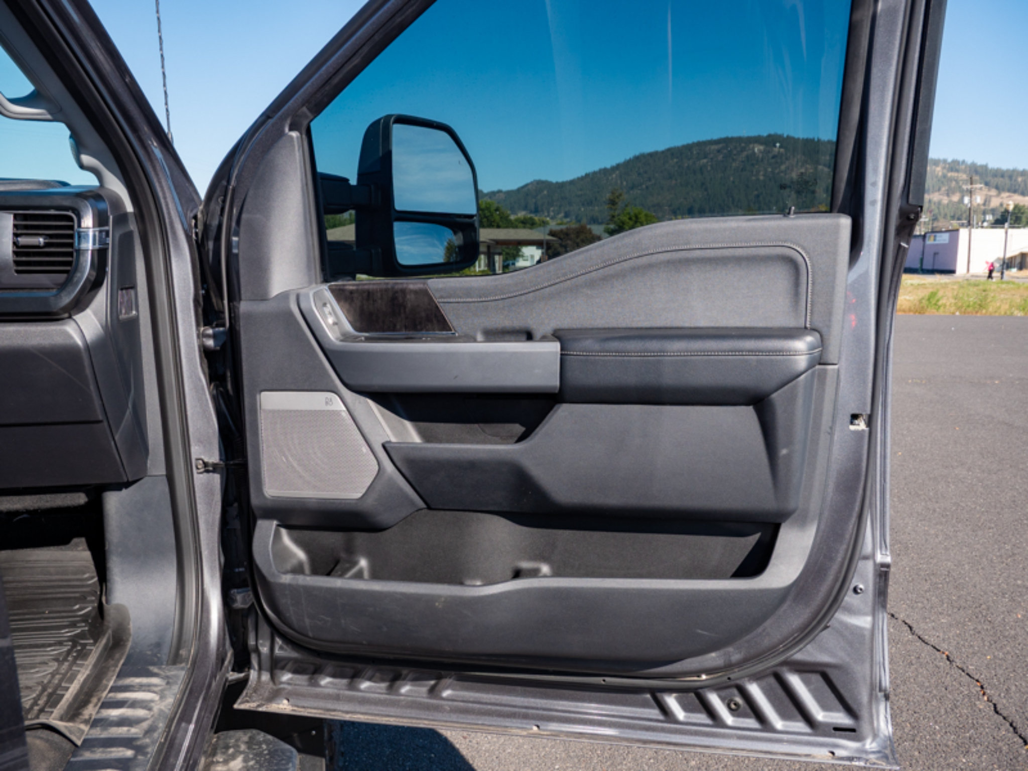 Used 2023 Ford F250 Lariat w/ Lariat Ultimate Package AWD/4WD image 24