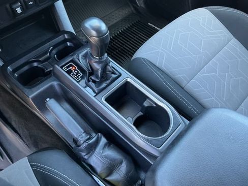 Certified 2020 Toyota Tacoma TRD Off-Road AWD/4WD image 18