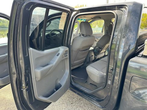 Used 2011 Nissan Frontier SV AWD/4WD image 9