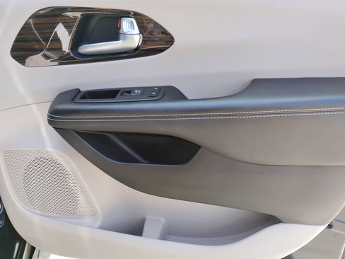 Used 2023 Chrysler Pacifica Limited image 17