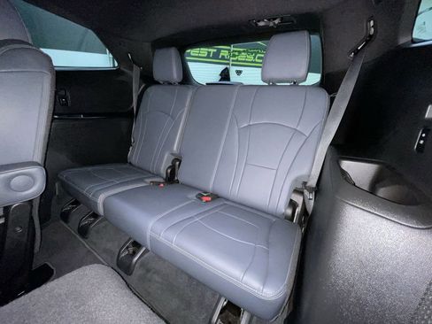 Used 2023 Buick Enclave Essence image 26