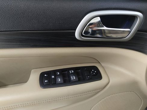 Used 2019 Jeep Grand Cherokee Laredo AWD/4WD image 27