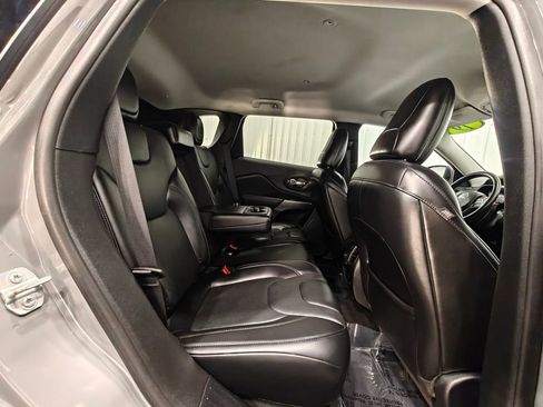 Used 2019 Jeep Cherokee Limited image 22