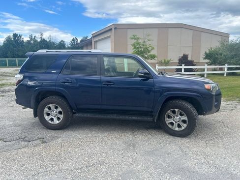 Used 2017 Toyota 4Runner SR5 Premium AWD/4WD image 3