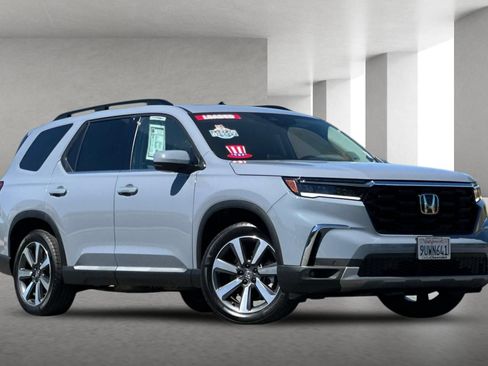 Used 2025 Honda Pilot Touring image 1