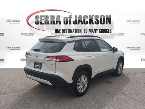 Used 2024 Toyota Corolla Cross LE image 9