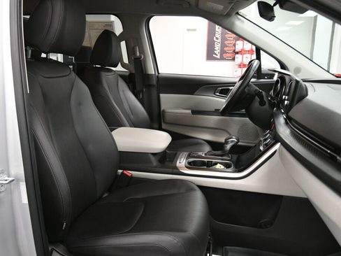 Used 2022 Kia Carnival LX image 26