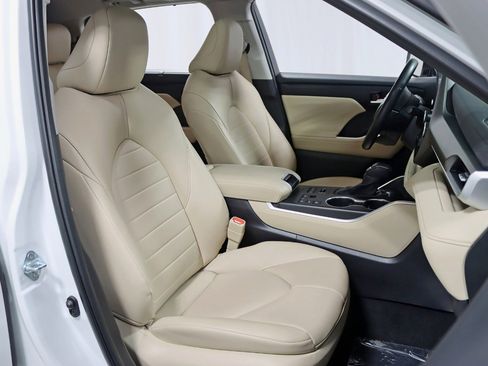Used 2024 Toyota Highlander XLE AWD/4WD image 24