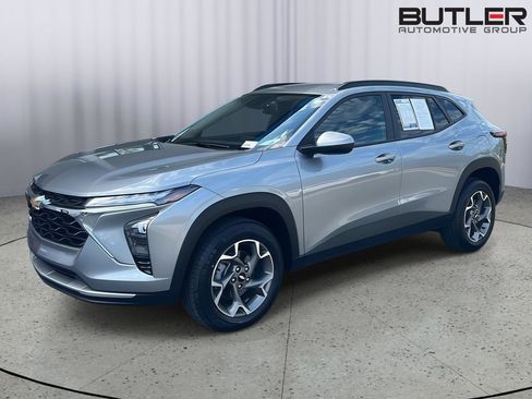 Used 2025 Chevrolet Trax LT image 1