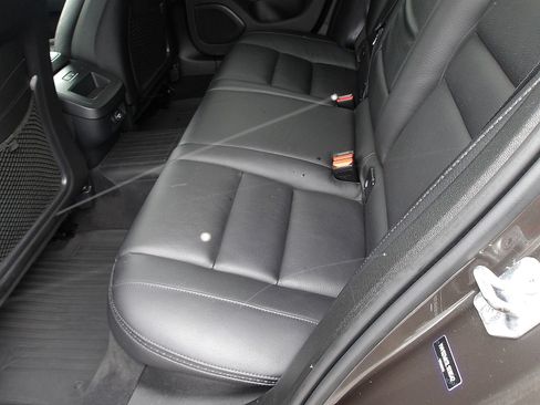 Used 2020 Volvo V60 T5 Cross Country image 11