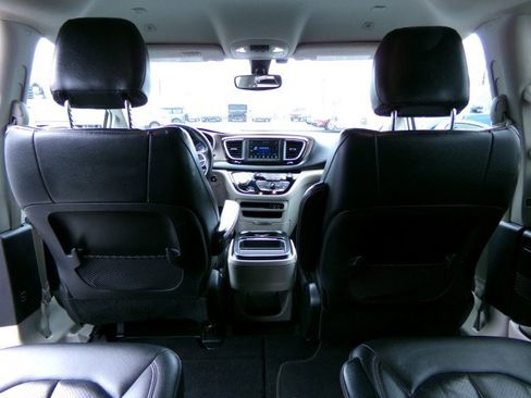Used 2019 Chrysler Pacifica Touring-L image 17