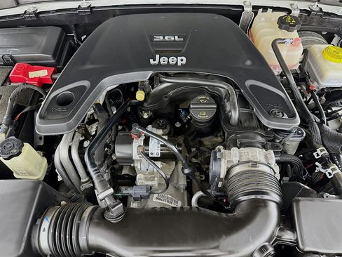 Used 2021 Jeep Wrangler Unlimited Sahara image 38