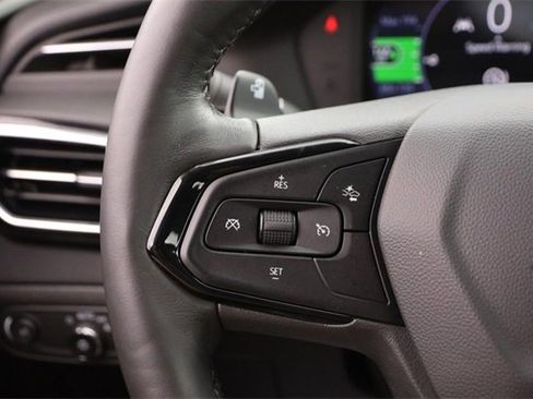 Used 2023 Chevrolet Bolt EUV LT w/ Comfort Package image 11