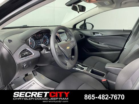 Used 2018 Chevrolet Cruze LT w/ Convenience Package FWD image 11