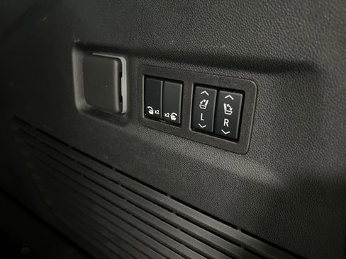 Used 2025 Chevrolet Suburban High Country image 46