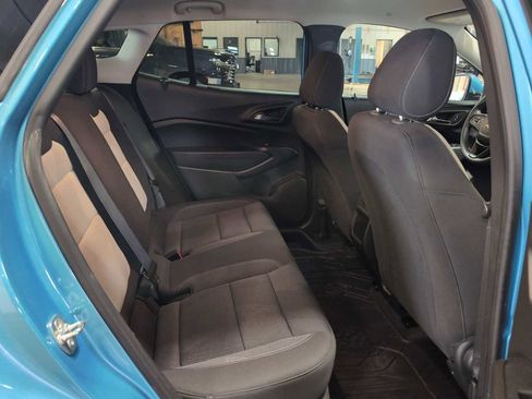 Used 2025 Chevrolet Trax LS w/ LS Convenience Package image 24