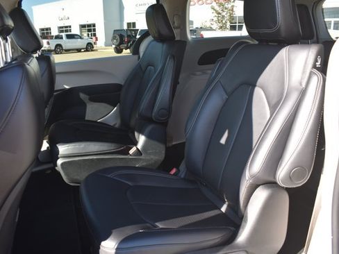 Used 2024 Chrysler Pacifica Limited FWD image 16