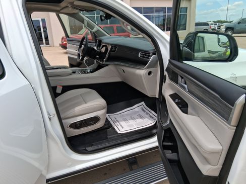 Used 2024 Jeep Wagoneer Series III w/ Premium Group I AWD/4WD image 19