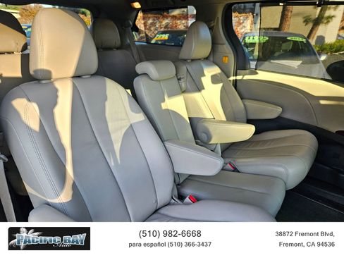Used 2013 Toyota Sienna XLE image 30